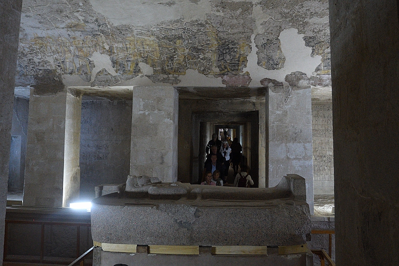 32 MAK_5993.jpg - Ovviamente le tombe regali sono visitate da un numero notevole di turisti.